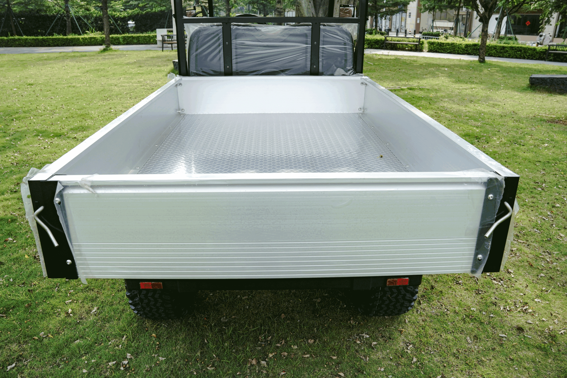 Golfette utilitaire surélevée avec benne aluminium